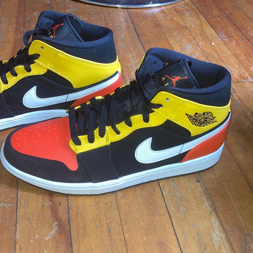 Air Jordan 1 Mid SE Amarillo Orange